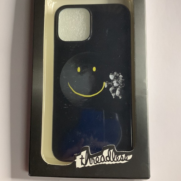 Threadless Protective iPhone (12/12 Pro) - Picture 2 of 4